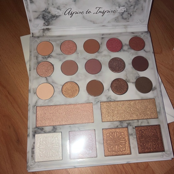 Carli Bybel Deluxe Eyeshadow Palette - Picture 2 of 2